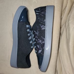 Comfortview embroidered sneakers